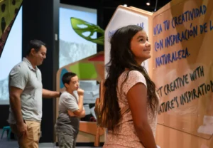 Family interacting with Creatividad silvestre / Wild Creativity exhibit.